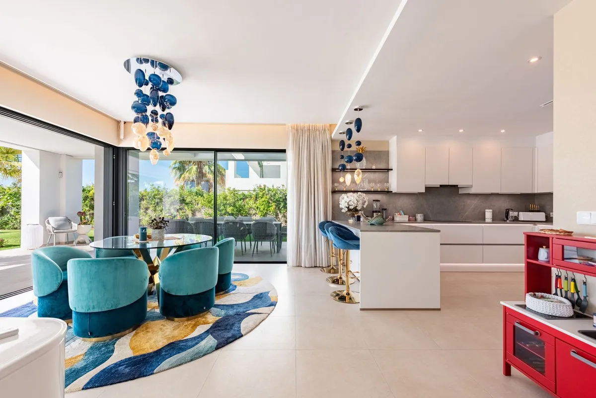 ccfee8c3-5789-445b-bb84-f63595304d6f