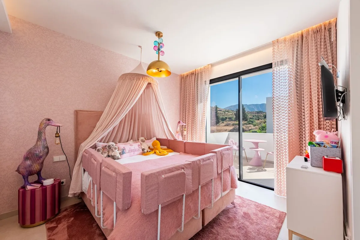 d4b5bc75-bbb6-4751-b814-f94009815f7b