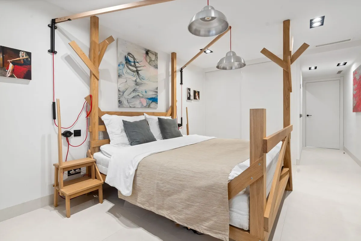 f0489223-4a11-4af0-9aa0-d6d4dc15efb2