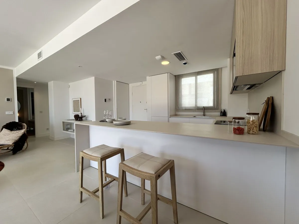 cd9d983f-1109-4c49-b49c-de443044c78e