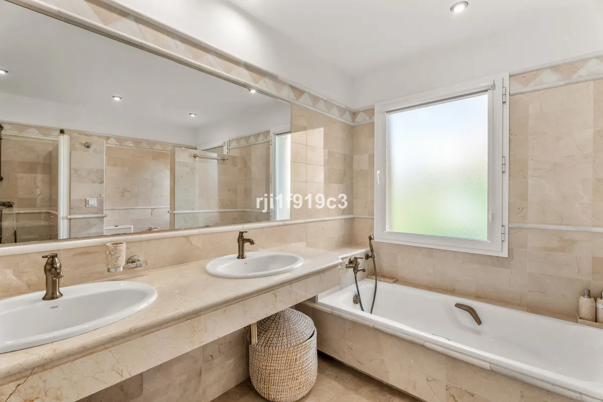 b71b7521-2496-46e5-b223-b5a6e8bc34ee