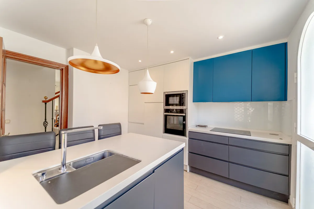 42b7c4aa-d1a3-43d9-a1c7-840c45934180