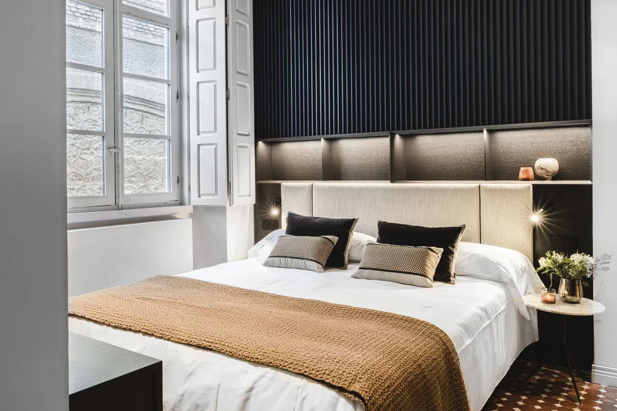 8b977a28-5477-4ee2-becb-75606320927f