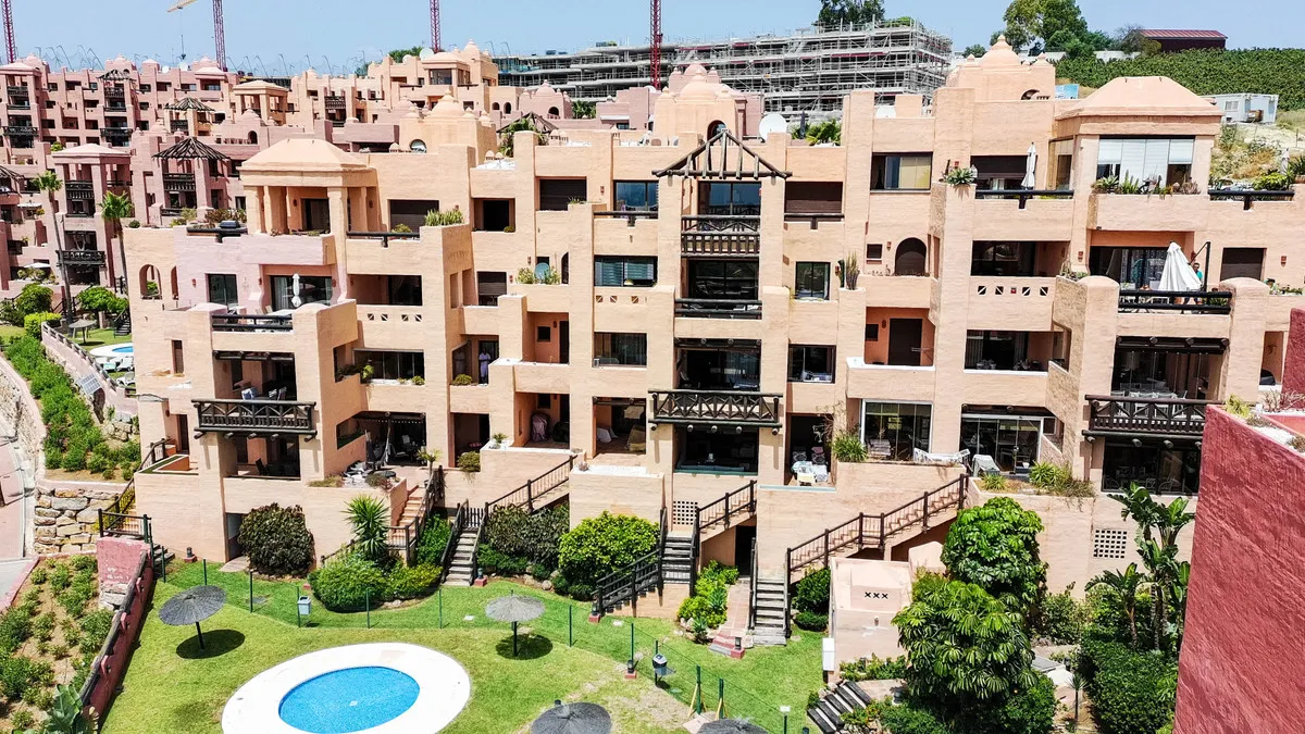 1b35c430-f2f9-4151-86a6-561e9d570220