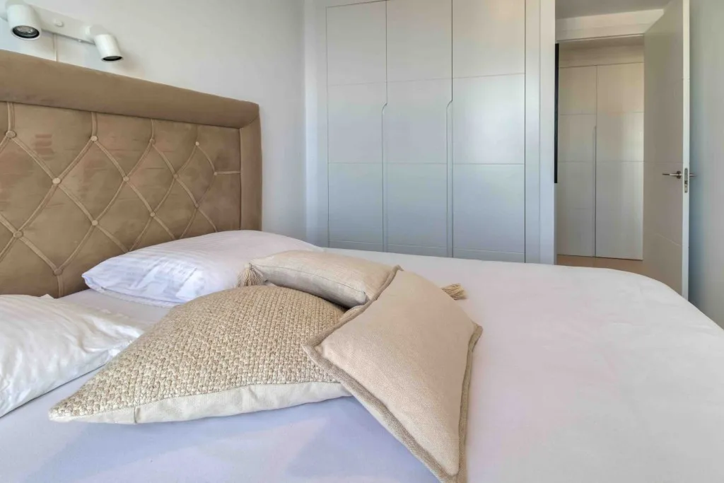 e5ac0033-d266-424f-b193-c4d30281f39b