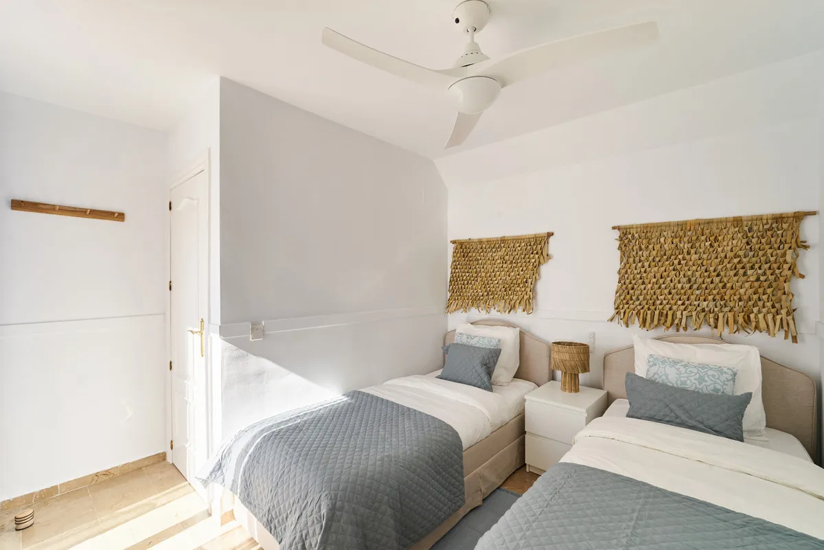 74803671-0761-467e-9f8f-76c7325a54c6