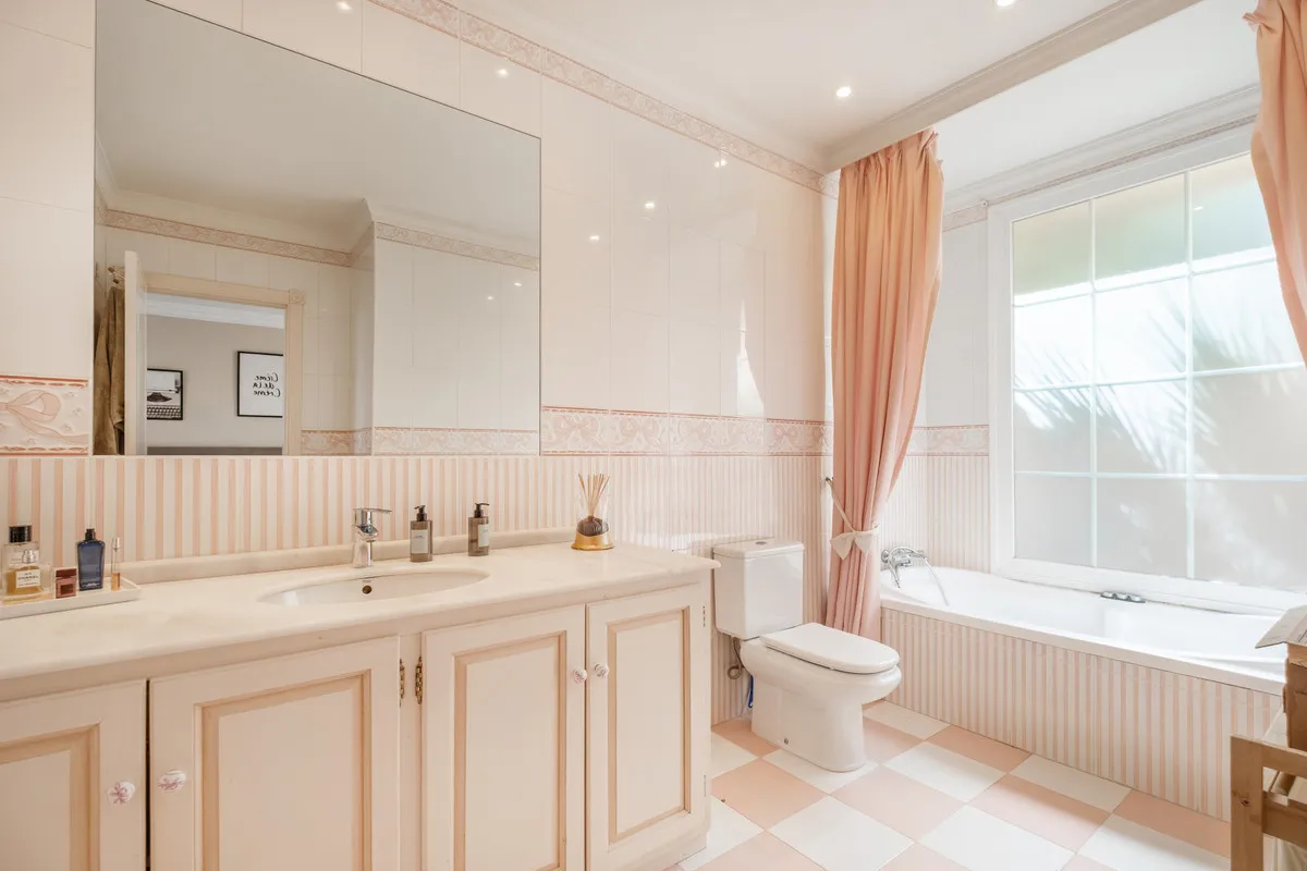 98478233-2a9e-4d81-b63a-aa0c5f3479f9