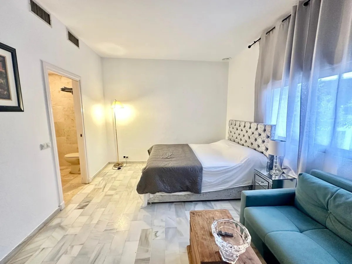 33c1b484-182e-41cd-8d8d-a881c4853a00