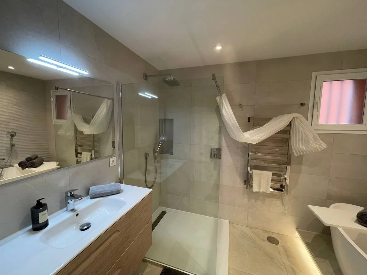 c4049236-f8d6-4d30-8e47-f103b13dd4dc