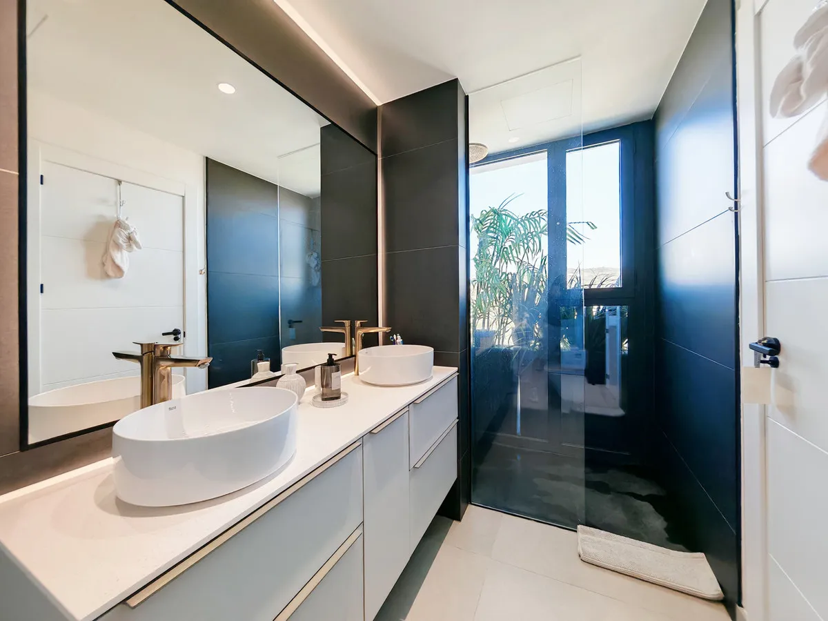 5b6ea781-f50c-4734-b673-3b4252fc6d05