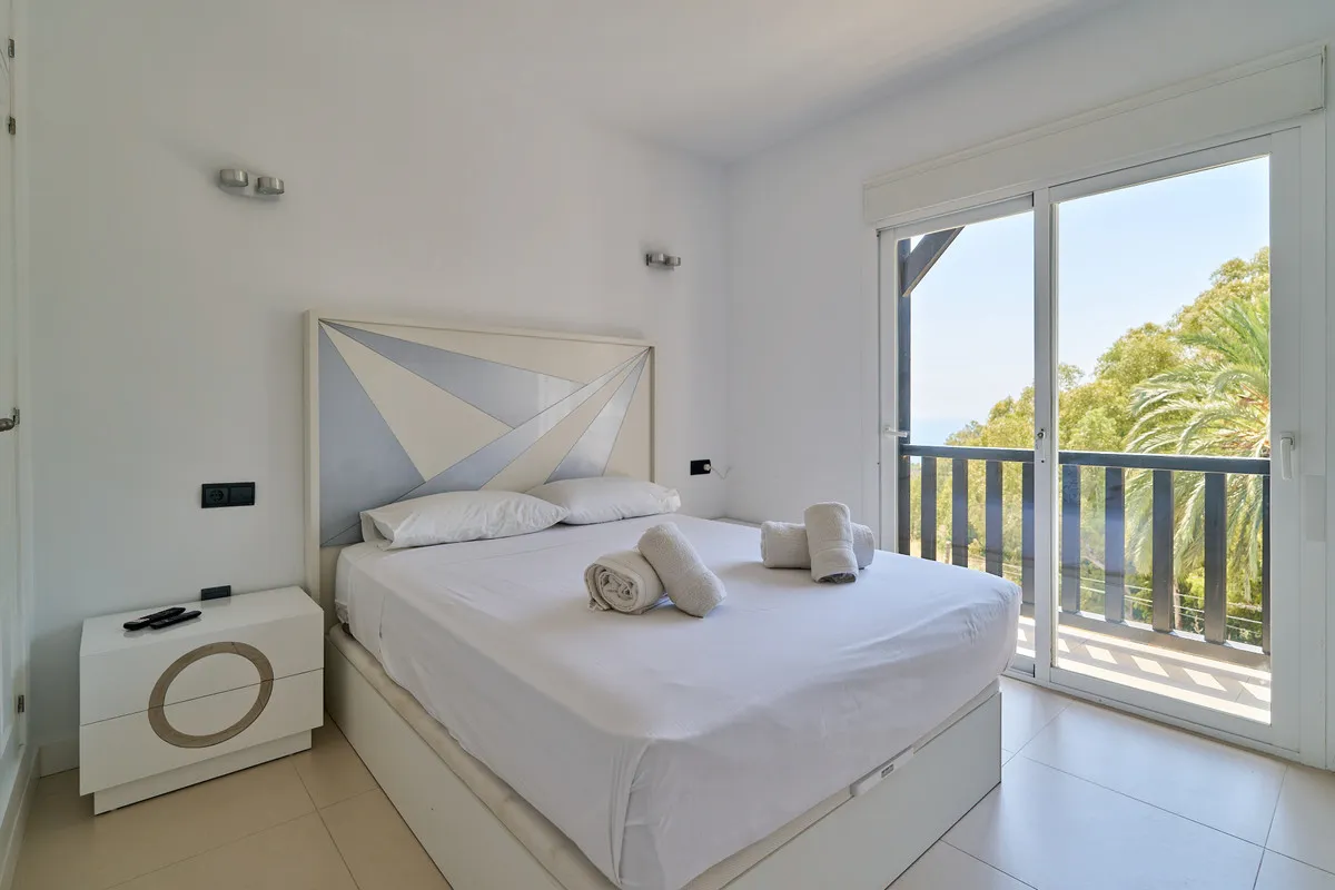 aeeb1bee-6916-49dc-bca7-dae3937e702a