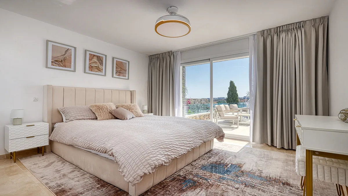 e8d25850-6d80-42a8-a96b-16a359576303