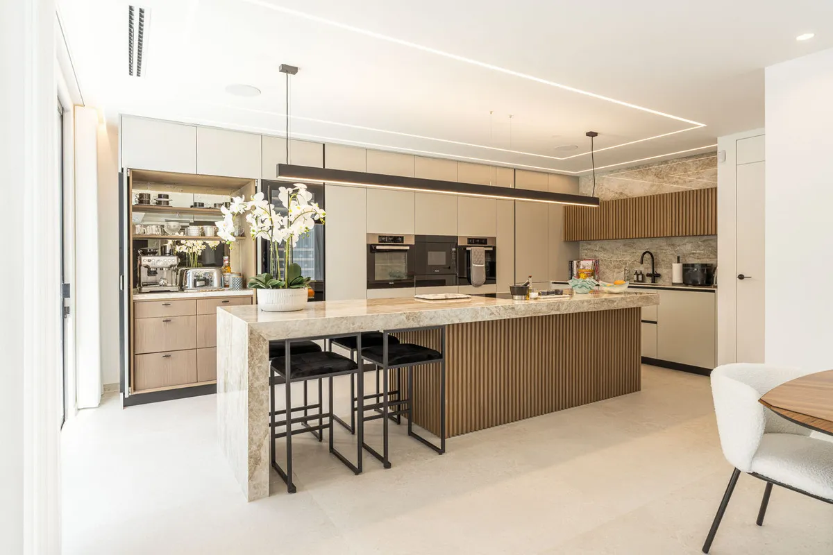 a7618949-dda1-49d4-8432-db2c2396f809