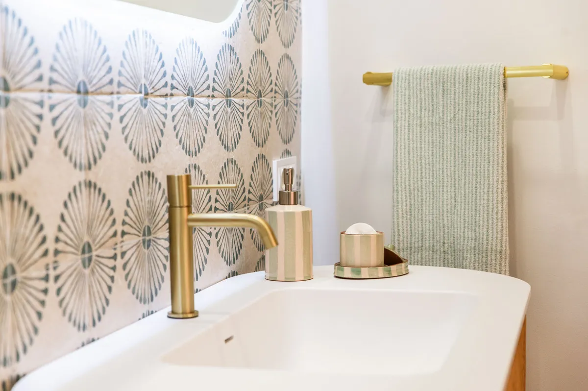 103d87c2-17fc-4783-82ef-8ed6ffc24015