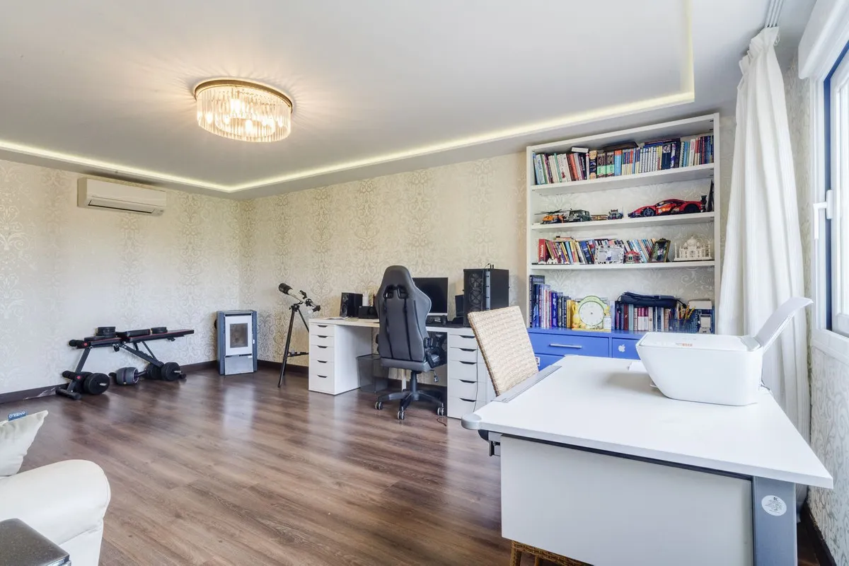 53ba8c2e-62f2-4247-8a6a-31318486f56c