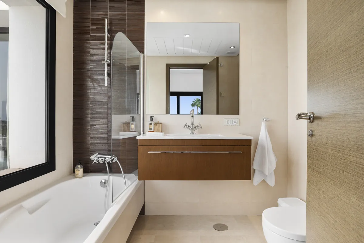 9048261f-7437-45dd-b0d3-fdad78e37c70