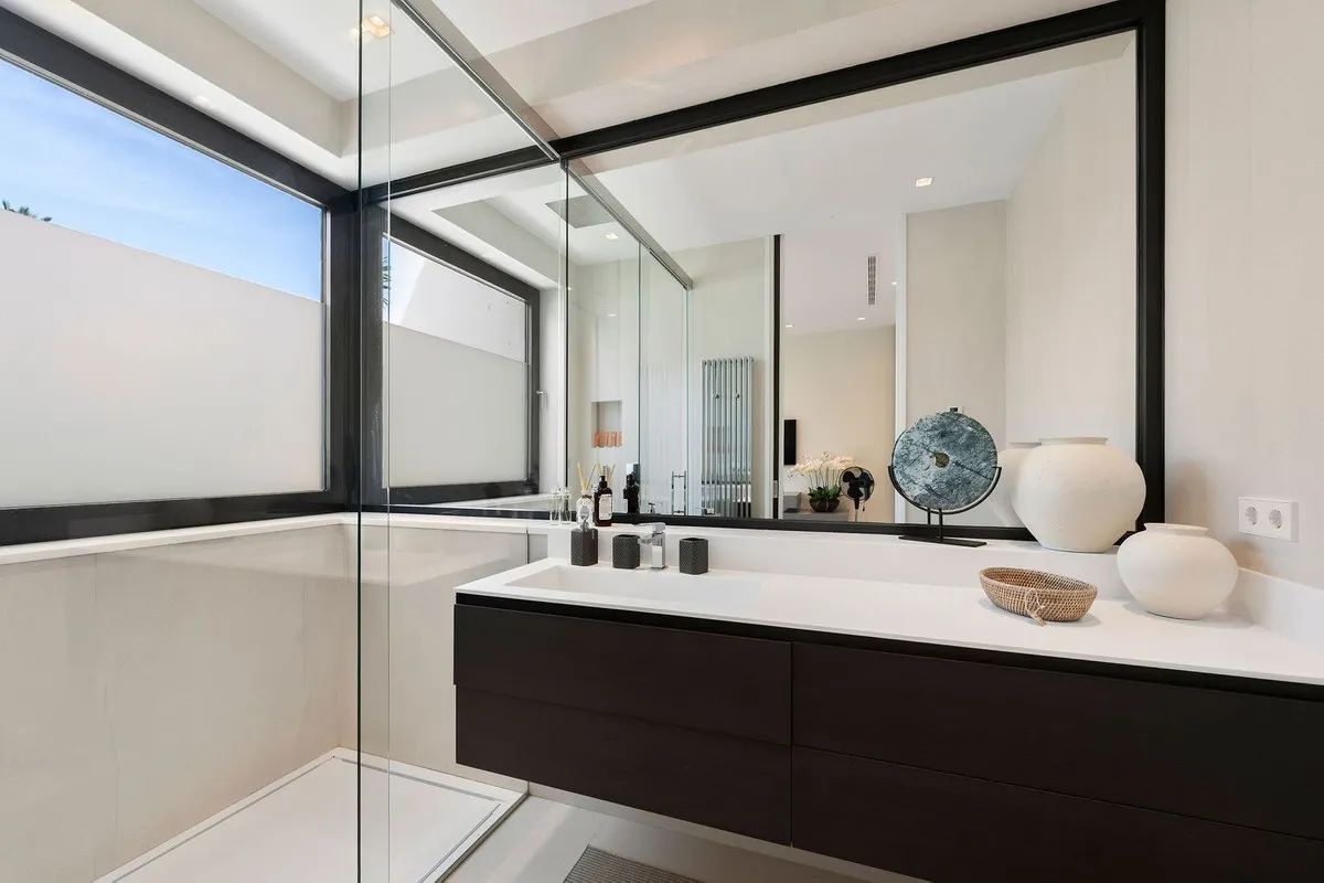 1d3b5350-0501-41e1-a2db-57b31d8e7f39