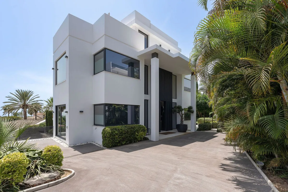 fe5c8d3d-857d-40c3-8780-13b76bba498d