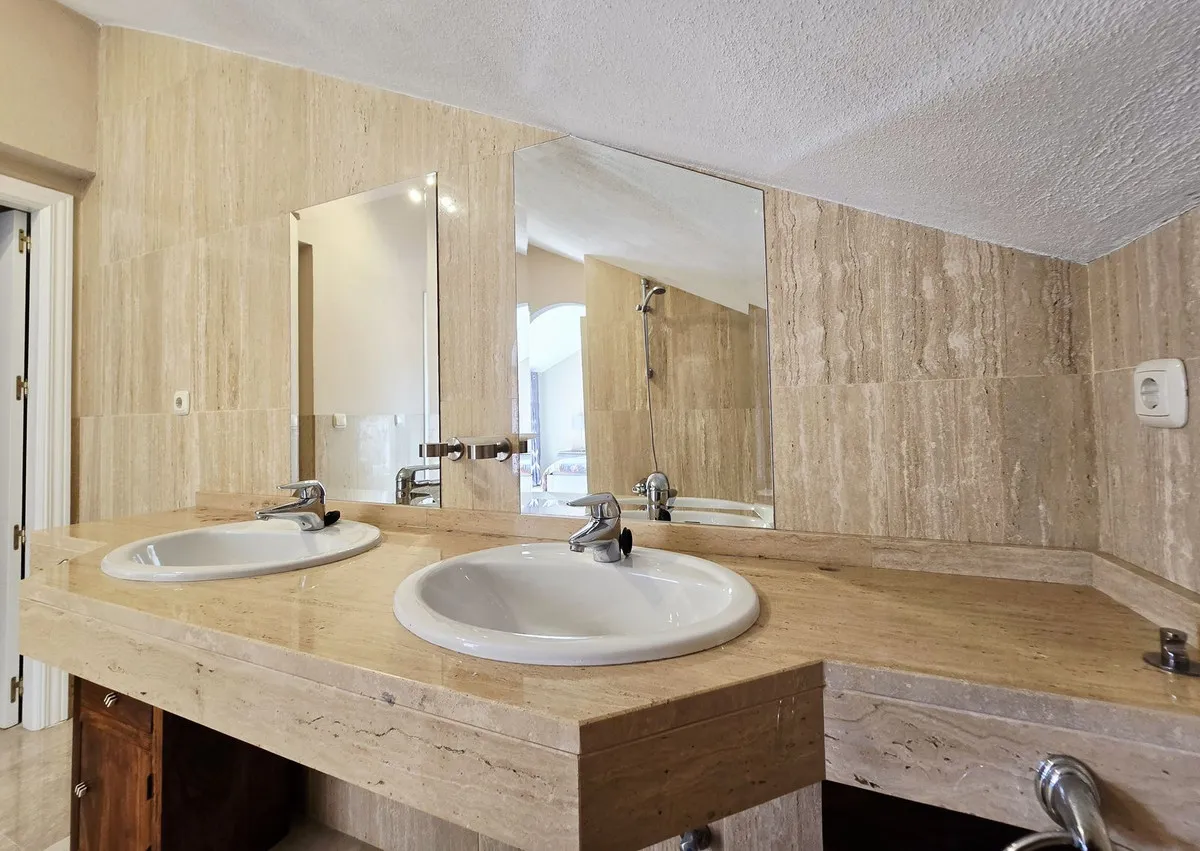 4b821051-2740-4fbf-96b6-4d4e0c2d291e