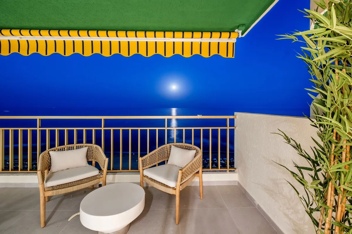 b2d3511a-a5f5-48bf-ad87-012f9c8e6853