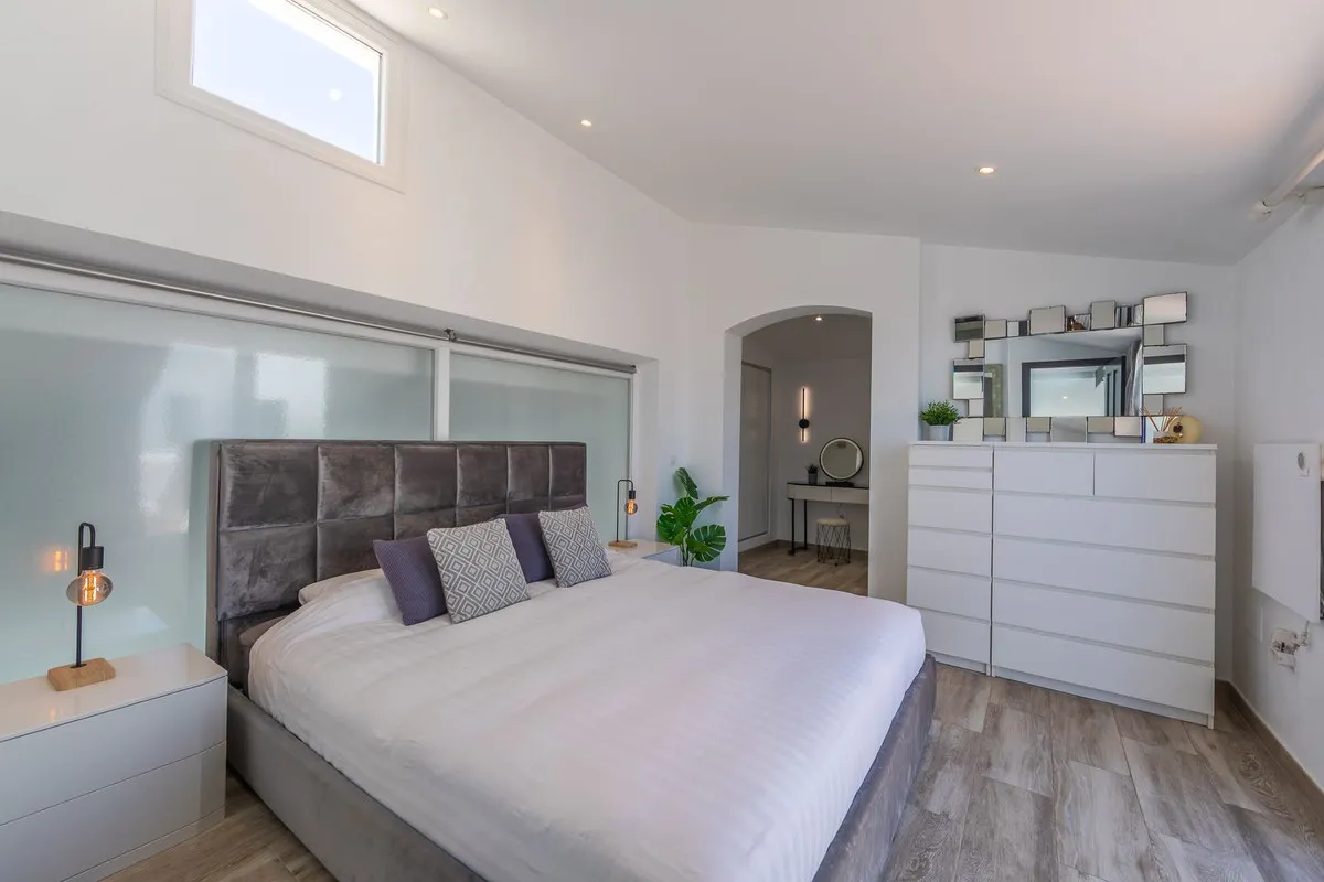 11dc8bed-5da4-43bb-aa84-014d5961531f