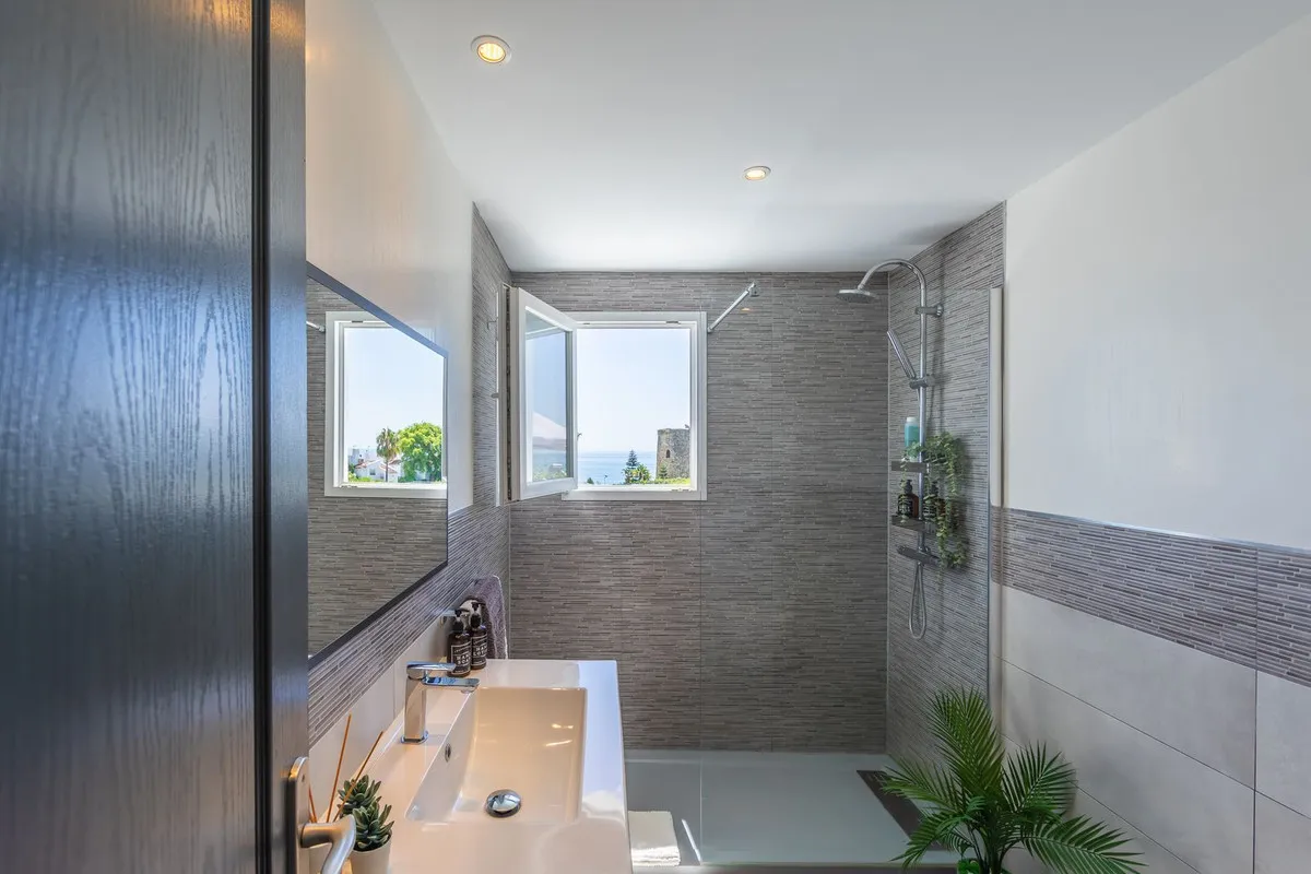 1d8e8d02-f3bc-4184-bab1-d928330db16d