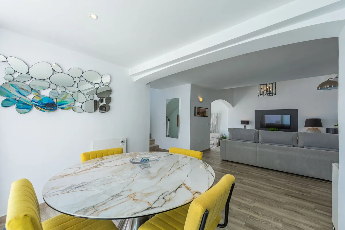 fb272343-4f1e-43ef-9ede-e4b622841c8a