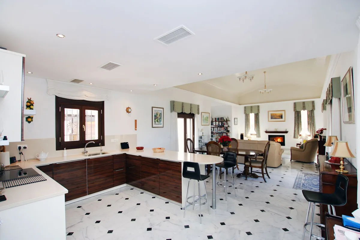 1bc8723f-db12-4343-b17e-4823d67e27e3