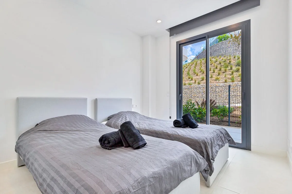 b27db608-c58b-43a1-92b6-e054d605f1f3