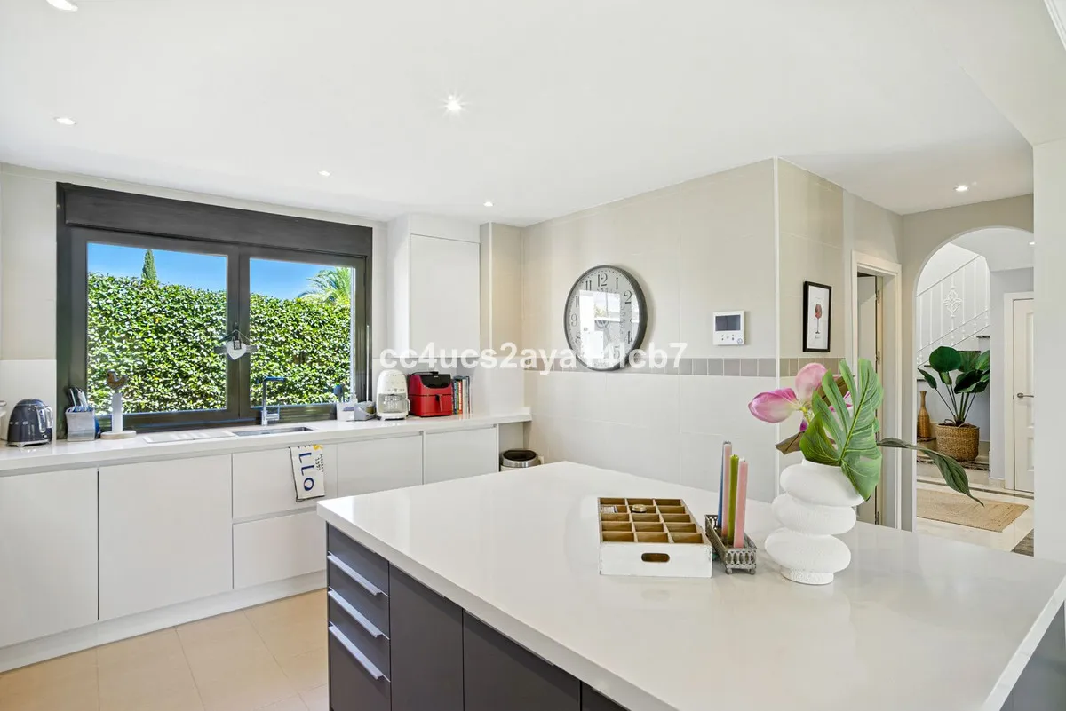 b8eeb4d7-b53f-4aeb-a503-97db2d26d35a