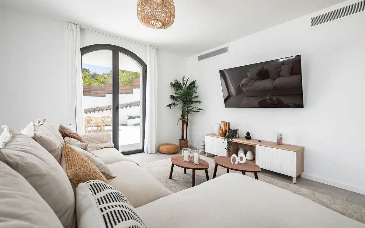 f6a83686-c3d4-4d73-bc10-57f13134fba6