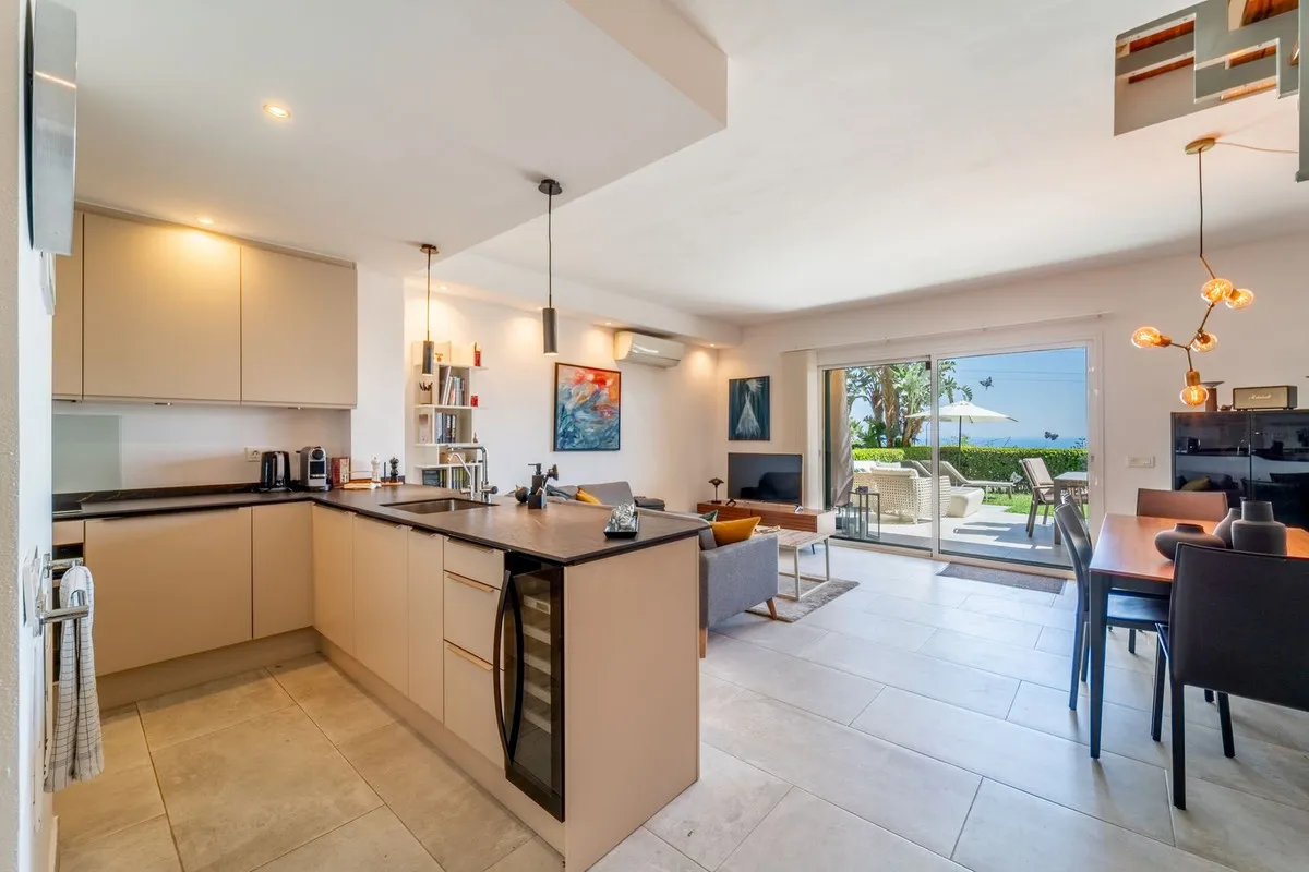 8cd1f8f4-3d3b-4449-b659-5e21d79574e8