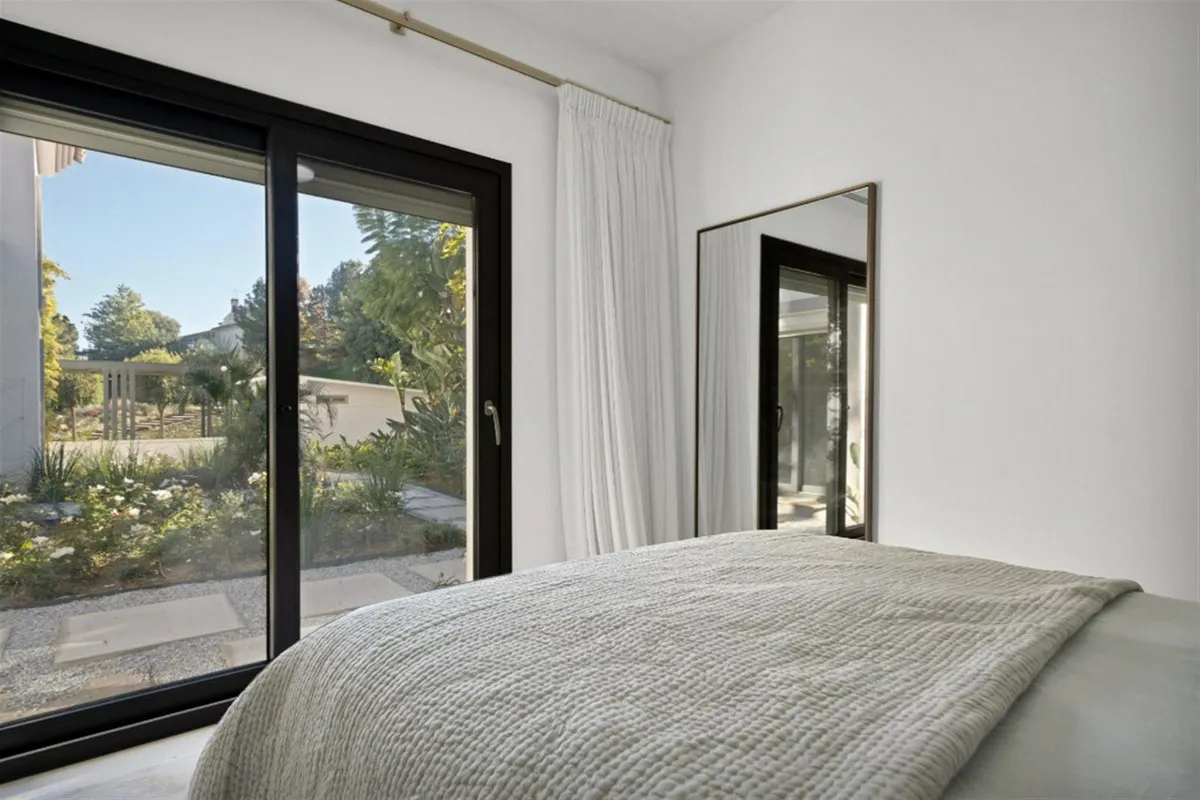 c165fbe8-1fda-40ab-a493-ca3cc37b7c3a