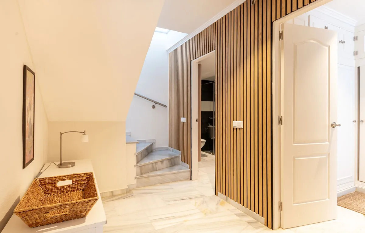 b96ad920-ff48-42a1-a35c-6c869153d950