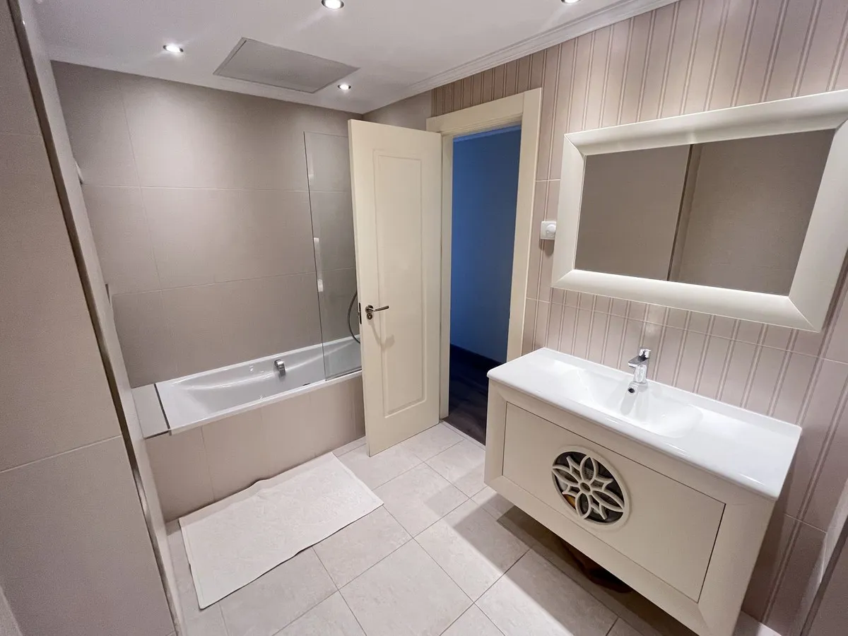 b5771405-4f17-4696-9682-ff017e179a6f