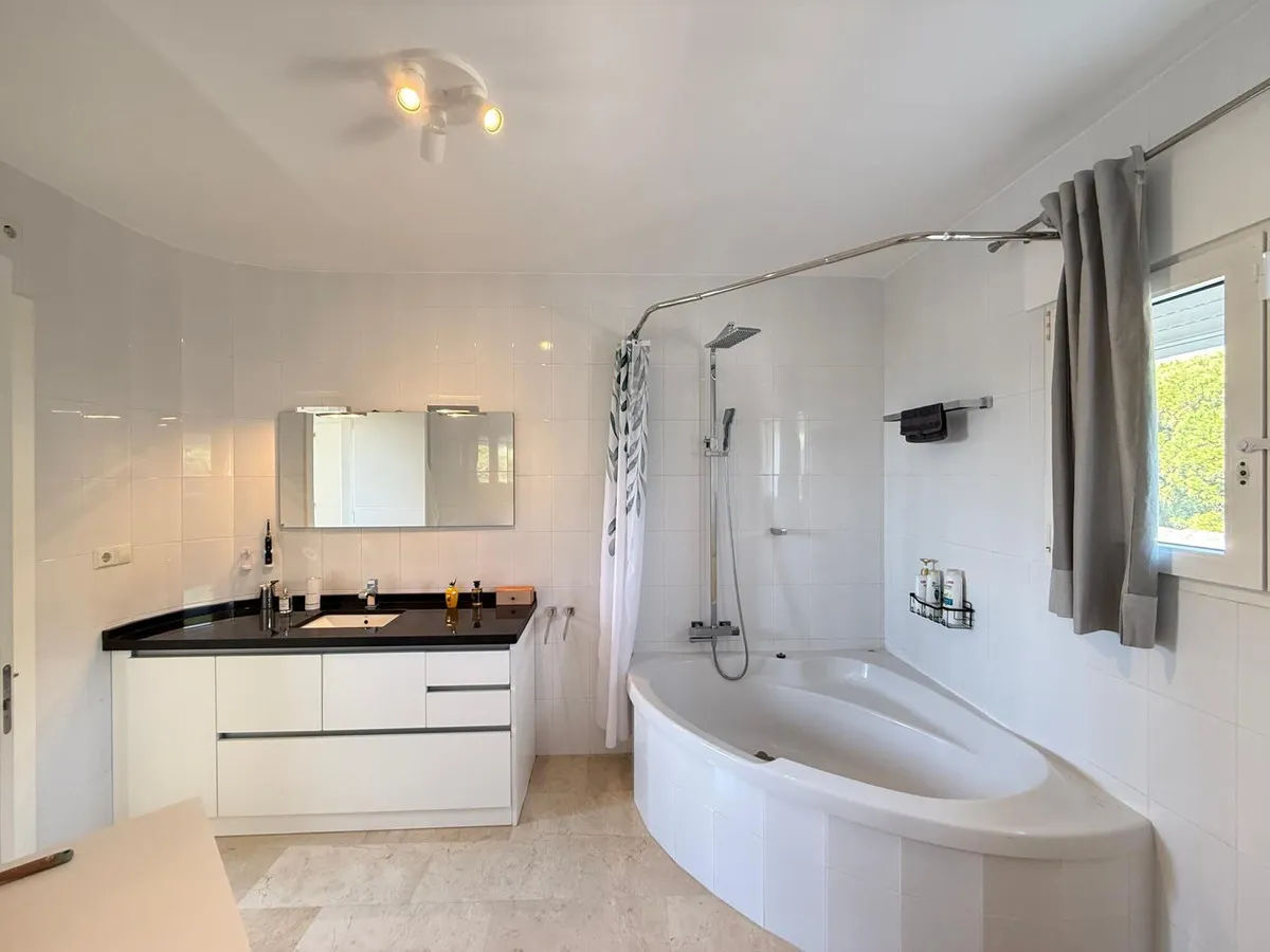 fd8ad670-c978-41e3-bfda-84730d8ebaaf