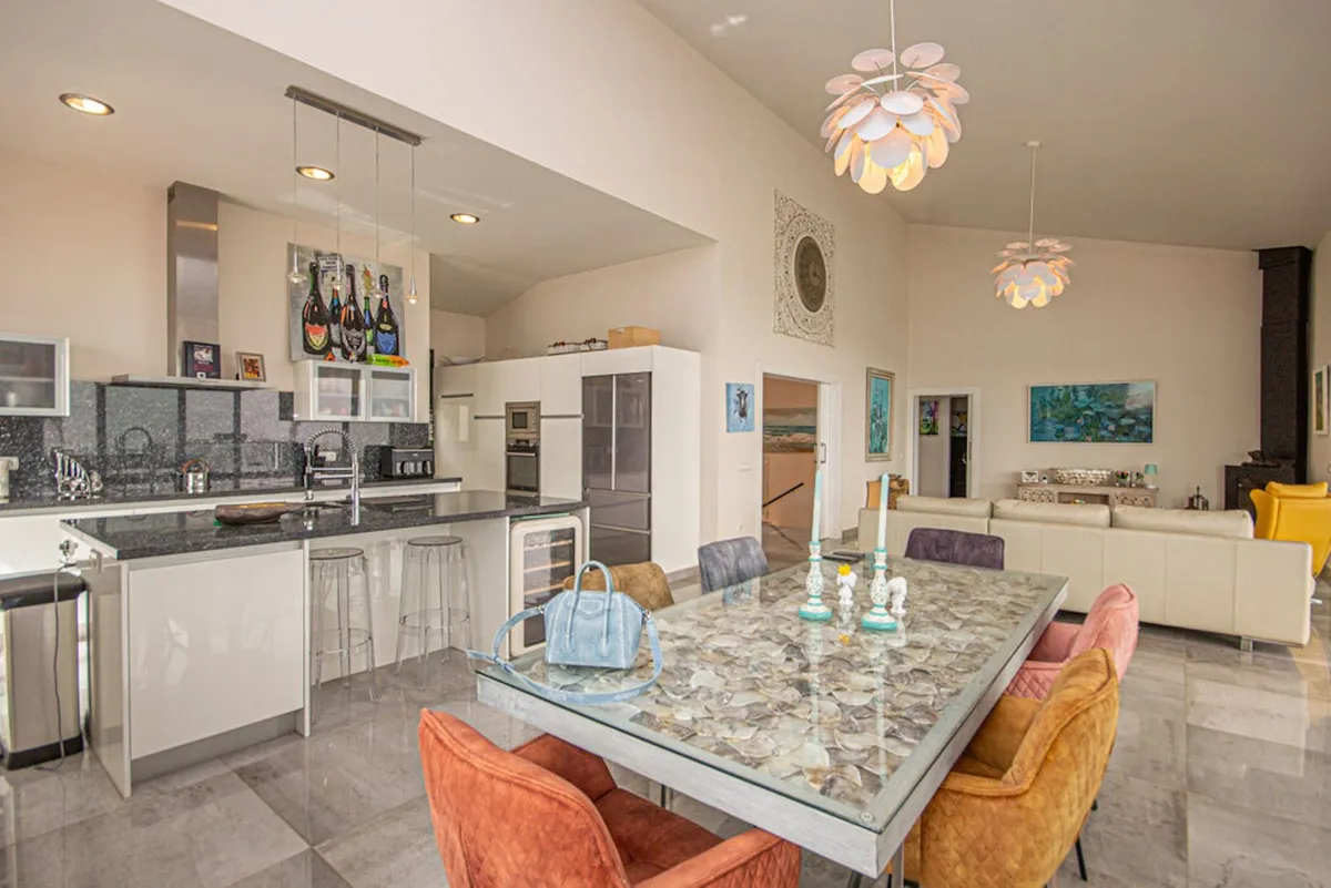 693065f0-074d-440f-a5aa-39d3c8648796