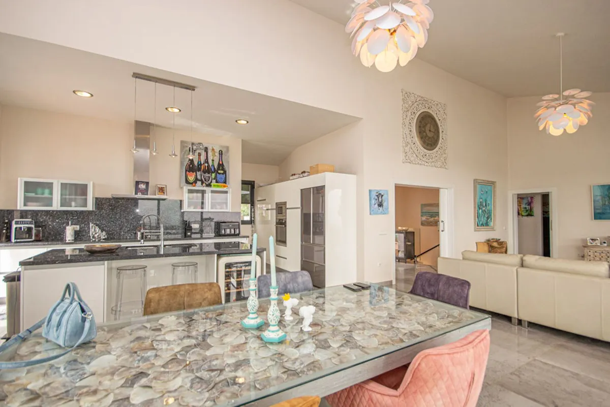 e11378d4-0079-4896-82bf-1de27a2c7f40