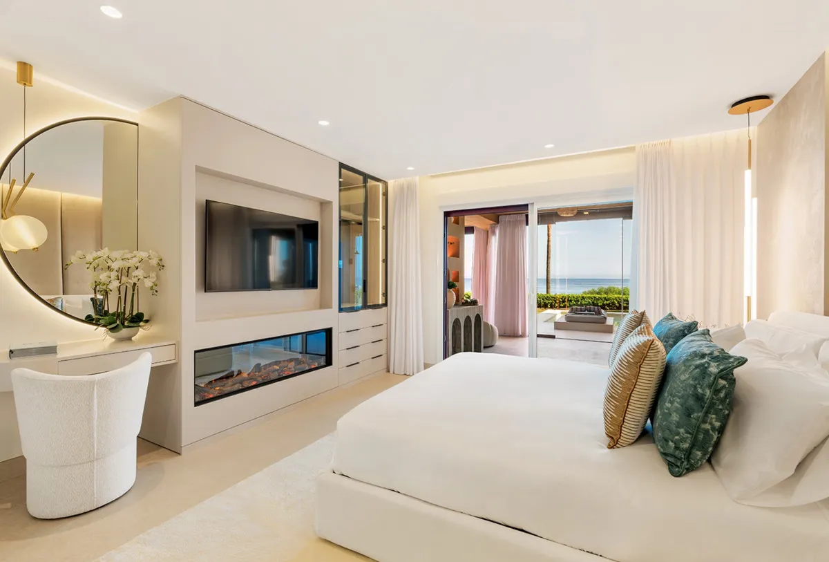 b8d77b50-c7f5-4ac3-ac04-33687ecd3f3d