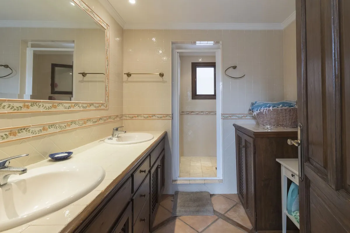 b8ee3543-cc8d-45a9-8b2f-7f7209833d51