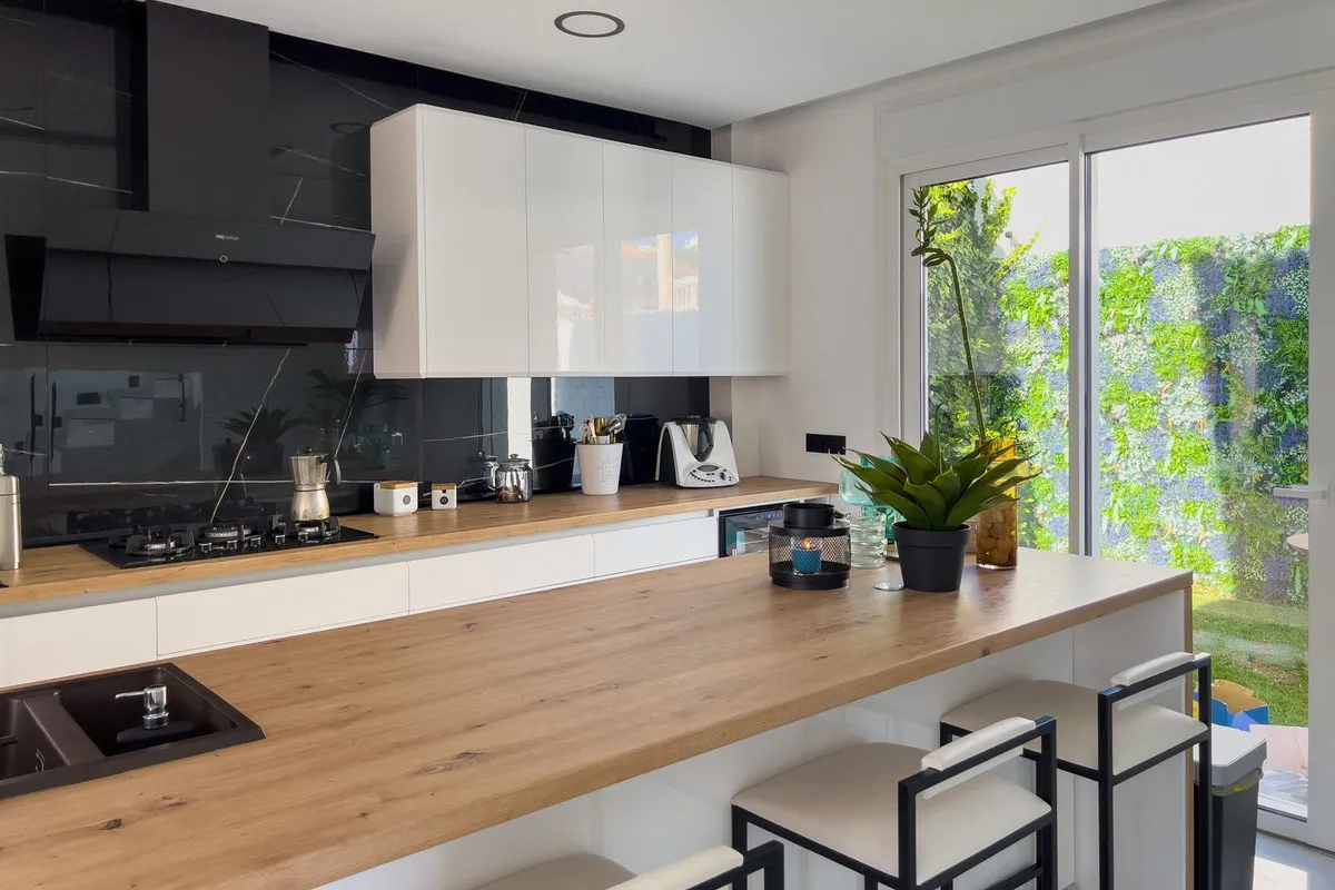 b17bf735-2264-4bee-817a-f6f3b1a60a74