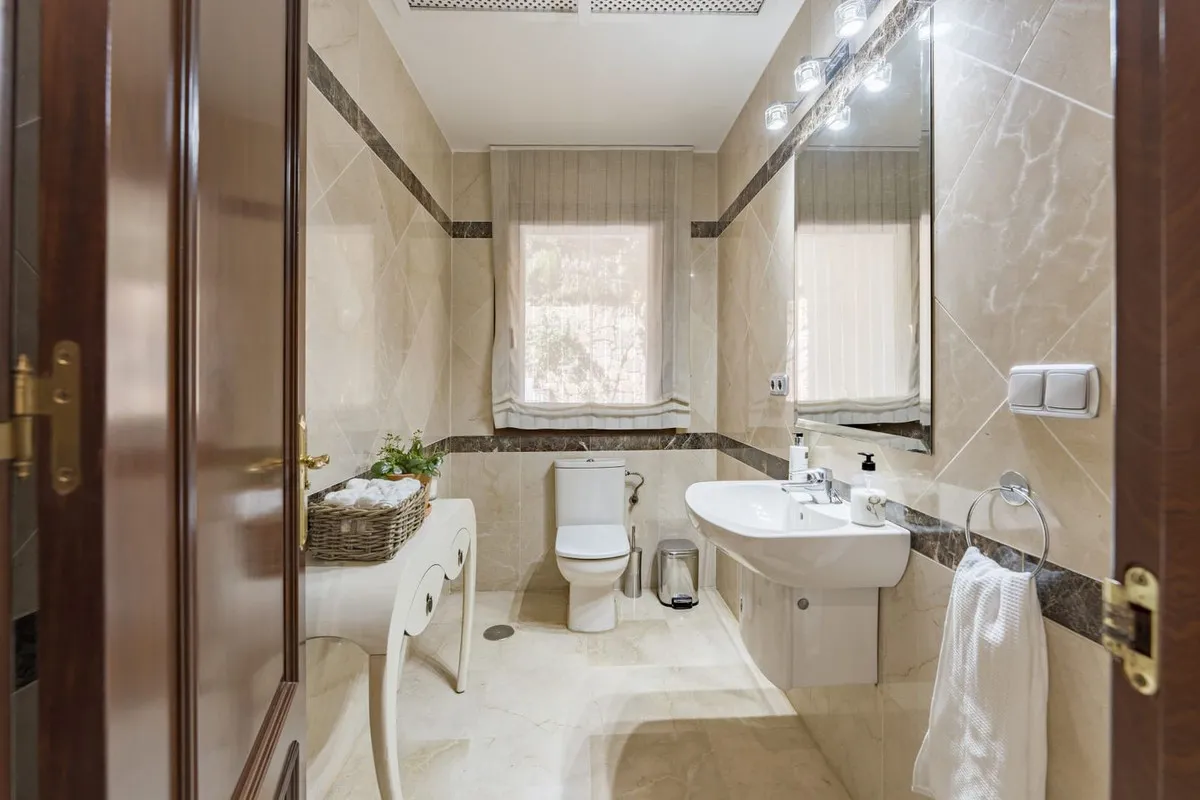 b4c9c41e-8d7b-4aa8-94bf-03b730351388