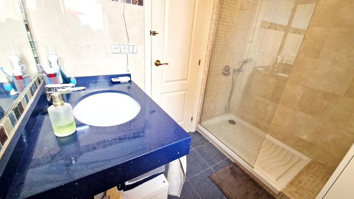 121e4e30-4e4c-495a-b03a-5a3b2120f438