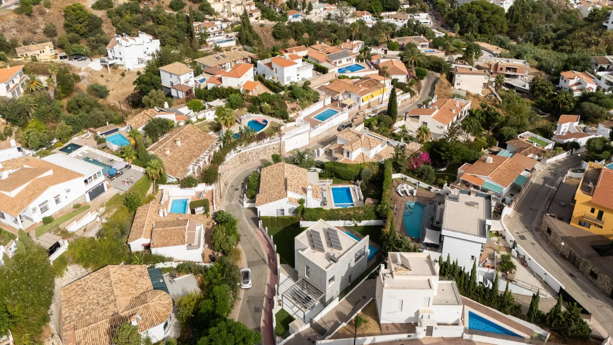 8c305230-a493-45cb-bfa3-240c1c6705db