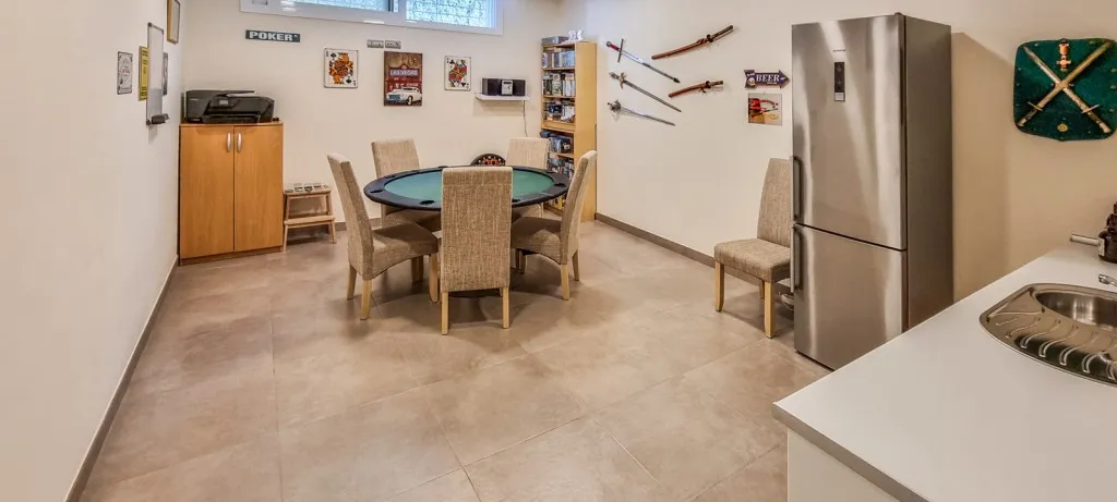 ab5d121e-4926-4d3b-988c-f65162161430