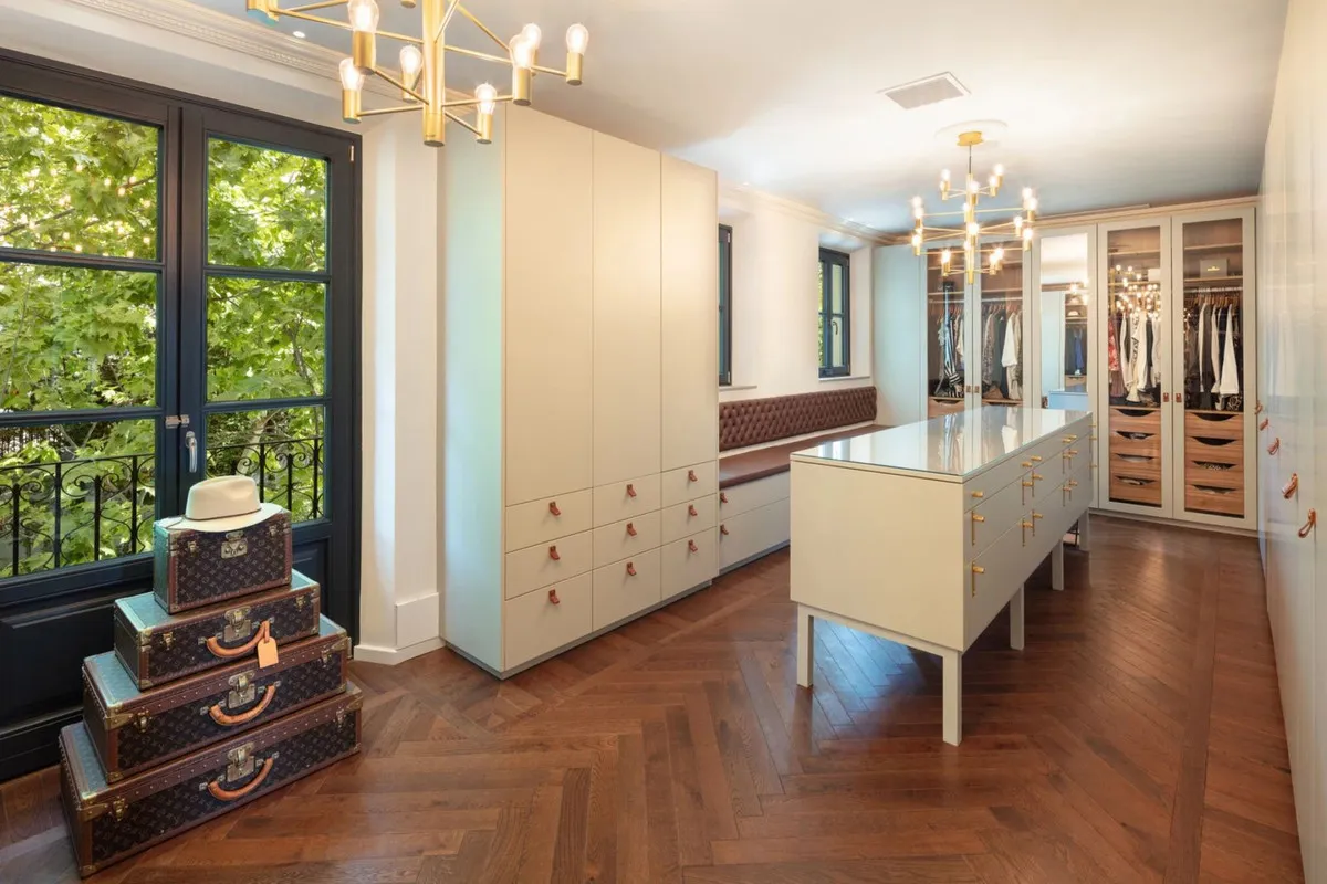 6d86855f-7b00-4046-a402-af3aa296b412