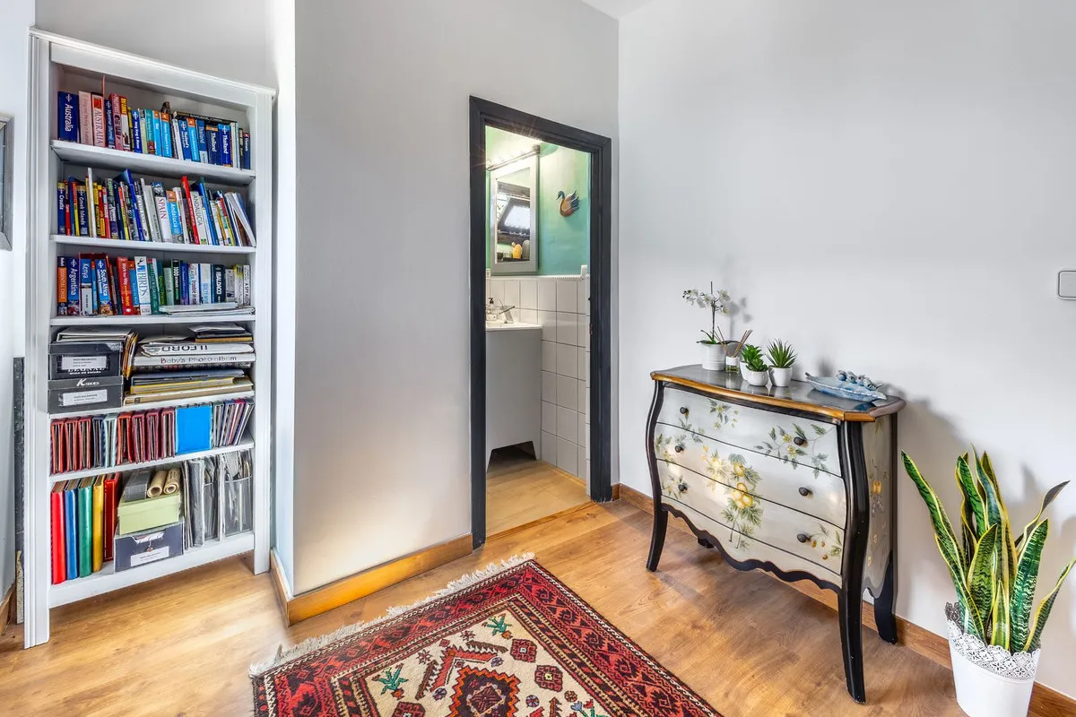 dcb9789b-18ef-404d-8671-eab527213f7f