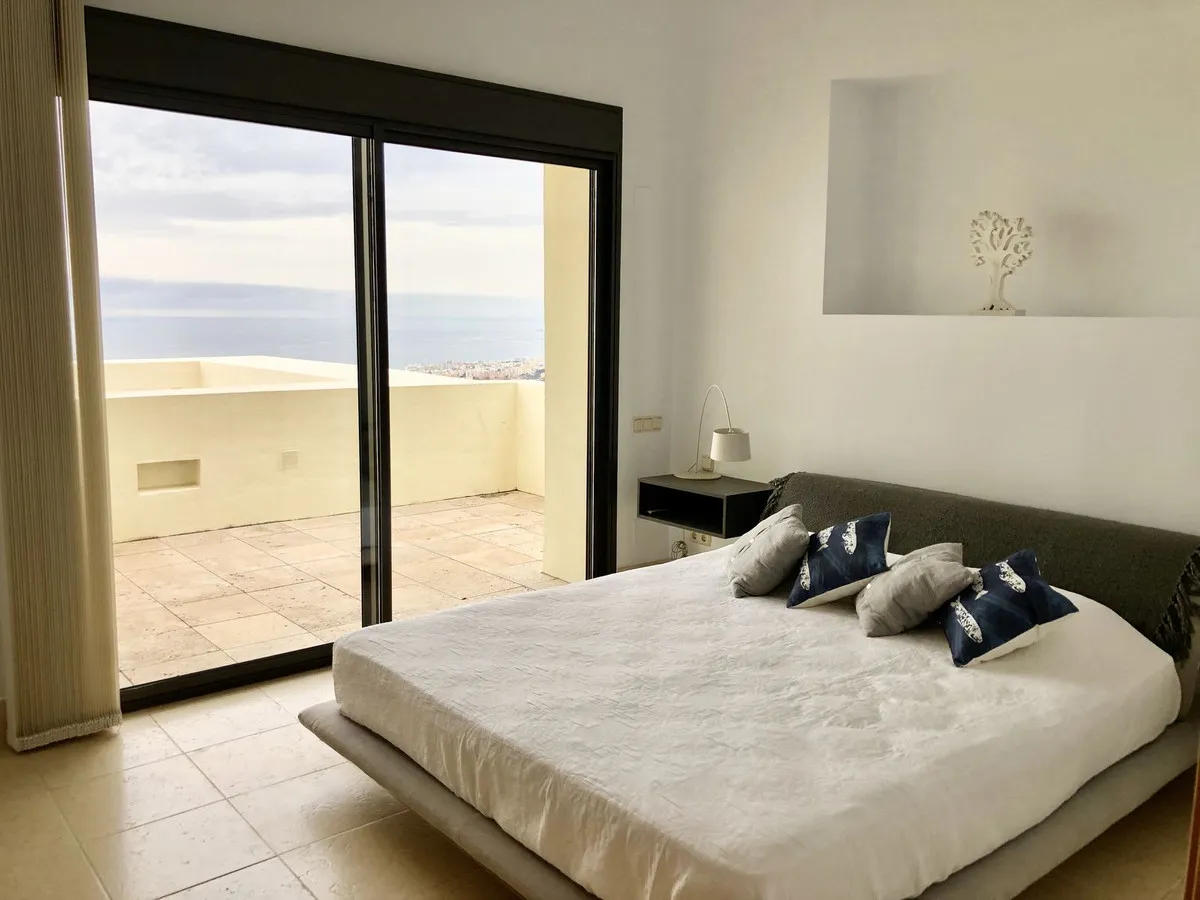 e276b14c-a3b2-46f4-b9c4-5adf7c69cebc