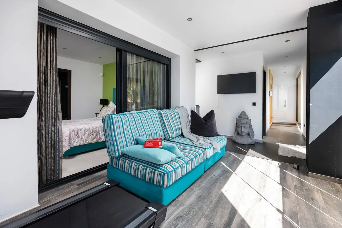 c6170ac7-edb5-44f9-8a97-330b66259b77