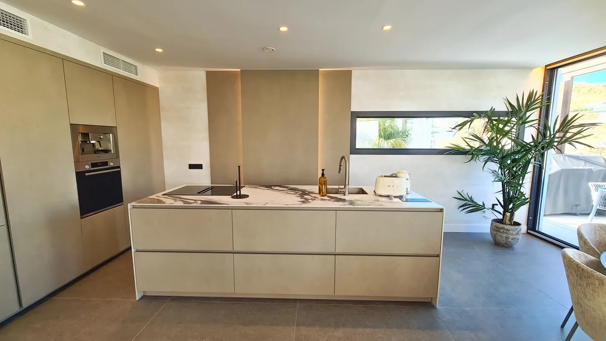 1f11954a-22be-475e-bc5e-934059a8a9e9